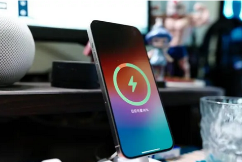 蒲县苹果15换屏服务分享用什么充电器给iPhone15充电更好 